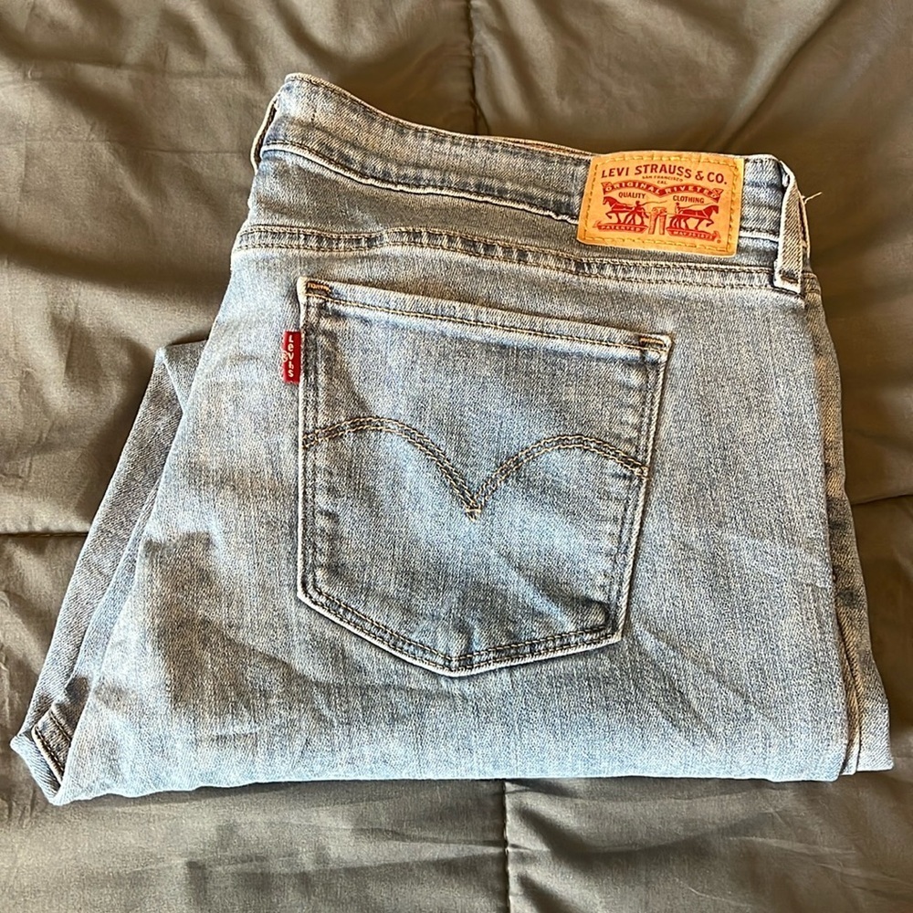 Levi’s 711 Skinny Light Wash Jean Raw Hem Size 34 *Cropped Inseam